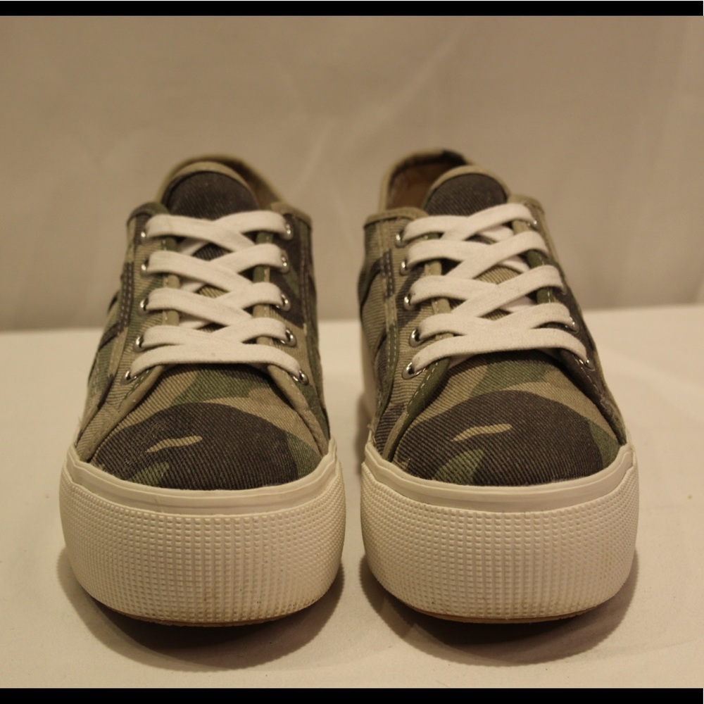 STEVE MADDEN camouflage sneakers. Size 7M in women